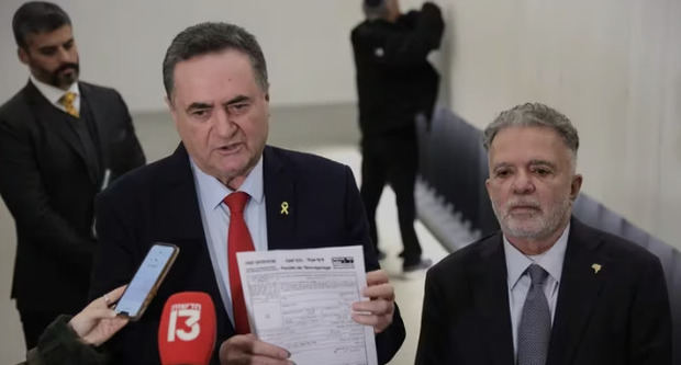 El ministro israelí de Exteriores, Israel Katz (izquierda),junto al embajador brasileño, Frederico Meyer (derecha).