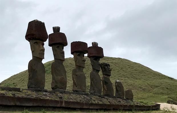 Fotografía de archivo fechada el 27 de octubre de 2018 del Ahu Nau Nau, ubicado en la paradisíaca playa de Anakena, al noreste de la Isla de Pascua, Chile.