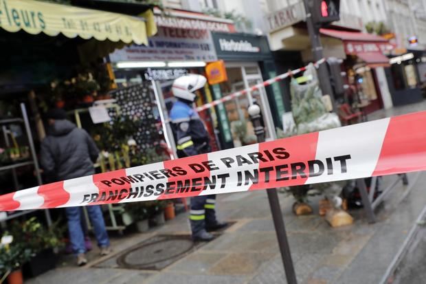 La Policía francesa acordona la zona del tiroteo de hoy, 23 de diciembre, con dos muertos y cuatro heridos en el centro de París.