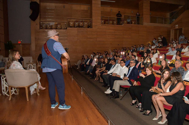 Pavel Núñez durante su interpretación ante una audiencia cautiva.