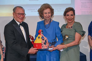 La reina Sofía de España entrega los Premios Sofía a la Excelencia en Miami