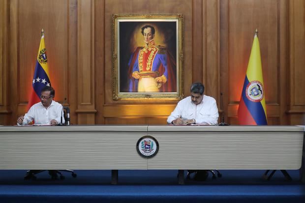 El presidente de Venezuela, Nicolás Maduro (der.), junto a su homólogo de Colombia, Gustavo Petro, durante una reunión en el Palacio de Miraflores, en Caracas, Venezuela.
