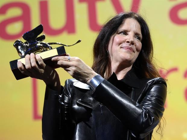 La cineasta estadounidense Laura Poitras sostiene el premio Golden Lion por su documental 'All the Beauty and the Bloodshed' durante la ceremonia de clausura del 79º Festival Internacional de Cine de Venecia, en Venecia, Italia.