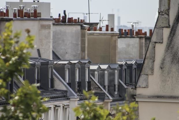 Urbanistas y ecologistas llaman a transformar París empezando por sus famosos tejados de zinc.