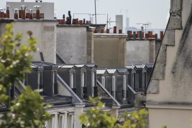 Urbanistas y ecologistas llaman a transformar París empezando por sus famosos tejados de zinc.