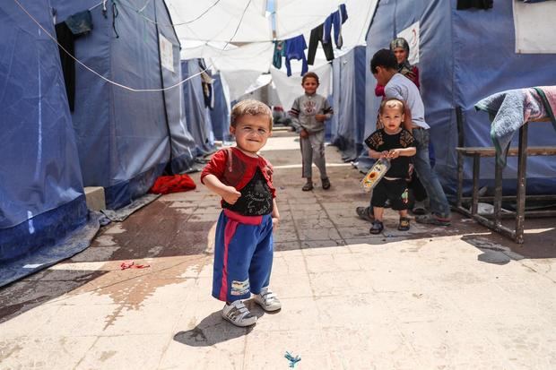 Foto de archivo de unos niños que juegan en una escuela utilizada por personas desplazadas desde Eastern Ghouta, en la ciudad de Atarib, campo de Alepo occidental.