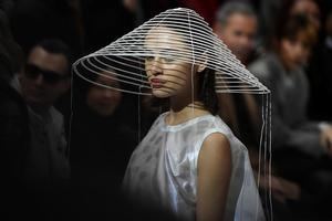 Issey Miyake y Schiaparelli llenan de surrealismo la pasarela