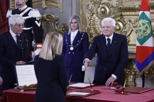 El presidente italiano, Sergio Mattarella, y la nueva primera ministra, Giorgia Meloni.
