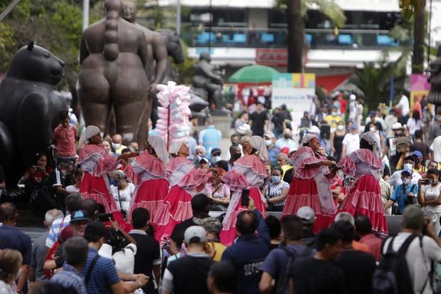 Integrantes de la compañía de baile 'Cultura viva adulto mayor' se presentan este jueves, en Medellín, Colombia.