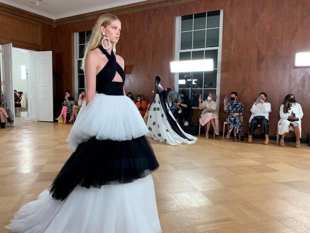 Una modelo luce una creación de la casa de moda Carolina Herrera, durante un desfile de su colección primavera-verano 2022 este jueves en Nueva York, EE.UU.
