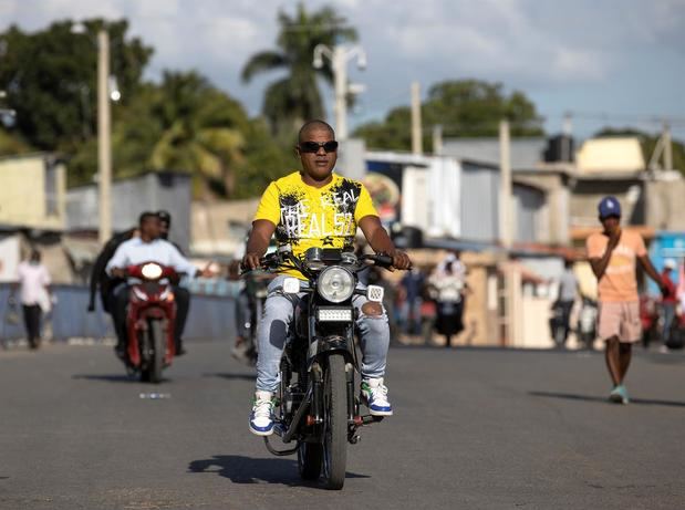Un hombre en motocicleta regresa a Haití, minutos antes del cierre del paso fronterizo, en Dajabón (República Dominicana, en una fotografía de archivo.