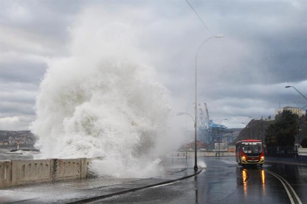 Fotografía de archivo donde se observan fuertes olas en el sector costero de la región de Valparaíso (Chile). 