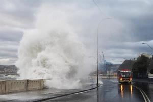 Tsunami de casi dos metros llega a la costa de Chile tras la erupci&#243;n en Tonga