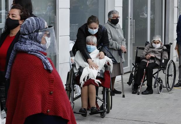 Adultos mayores hacen fila para ser vacunados contra la covid-19, en Bogotá, Colombia.