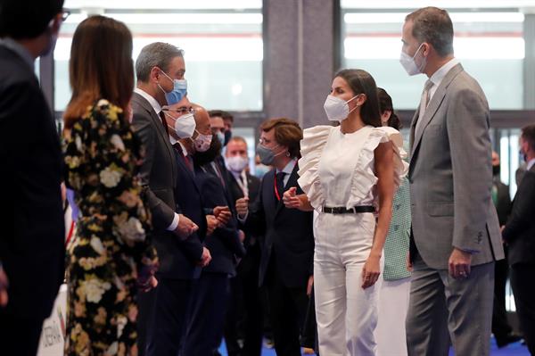 Los reyes de España, Felipe VI (c-i) y Letizia (c-d), 