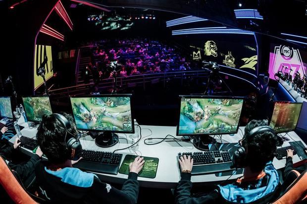 Fotografía fechada el 29 de febrero de 2020, cedida por Riot Games, en la que jugadores de All Knights disputan un partido ante Rainbow7, correspondiente a semana 3 del torneo Apertura 2020 de la Liga Latinoamérica de League of Legends, en Ciudad de México, México. 