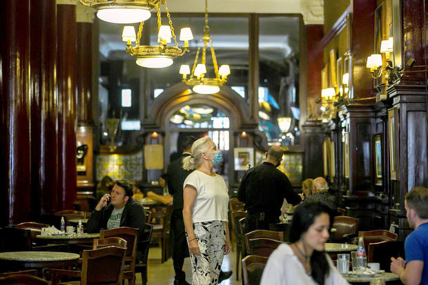 Fotografía de archivo en la que se registró el interior del icónico y turístico Café Tortoni, en Buenos Aires, Argentina.