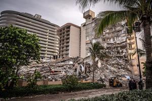 Aumentan a cinco los muertos por el derrumbe de un edificio de Miami-Dade