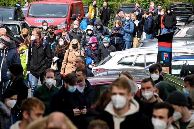 Decenas de personas esperan su turno para ser vacunadas en Colonia, Alemania.
