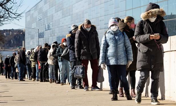 Personas hacen fila para recibir la vacuna contra la covid-19 en el Centro de Convenciones Jacob K. Javits de Nueva York, este 2 de marzo de 2021.
