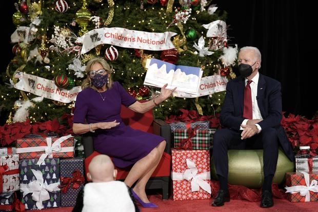 El presidente de los Estados Unidos, Joe Biden (derecha), y la primera dama, Jill Biden, presentan una lectura del libro 'The Snowy Day' de Ezra Jack Keats.