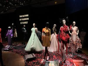 Alber Elbaz, uno de los diseñadores más icónicos de la primera década de los 2000 gracias a su trabajo en Lanvin, es recordado desde este sábado en el Palais Galliera de París, donde una exposición reúne 46 creaciones de diseñadores como John Galliano o Rei Kawakubo.