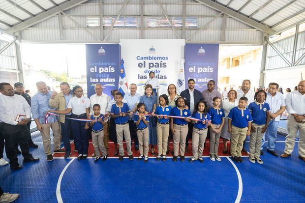 Raquel Peña entregó res techados escolares que impulsarán la práctica deportiva entre los niños, niñas y adolescentea 