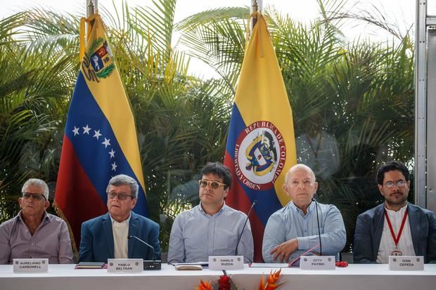 Aureliano Carbonell y Pablo Beltrán, Danilo Rueda, el exguerrillero Otty Patiño e Iván Cepeda, negociadores del Gobierno colombiano.