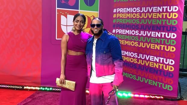 La lluvia altera la alfombra roja de Premios Juventud pero sin restar glamur