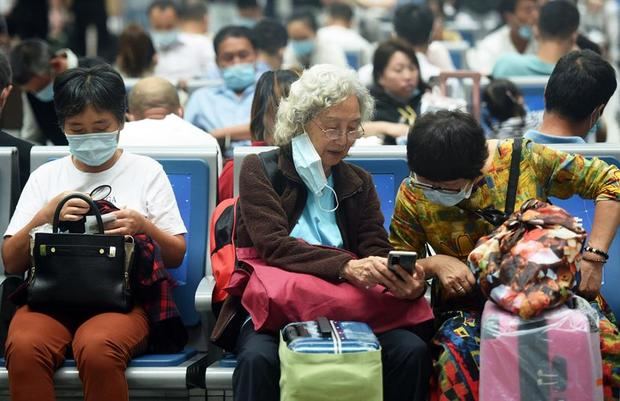 Viajeros en una estación de tren en Hangzhou, en la provincia china de Zhejiang.