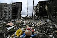 Juguetes y pertenencias personales están esparcidas entre las ruinas de un edificio residencial de Borodianka, al noroeste de Kiev, el 6 de abril de 2022.
