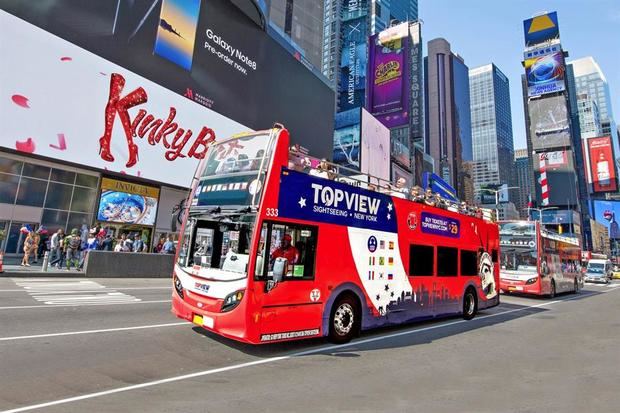 Fotografía cedida por la empresa TopView Sightseeing Tours por vía de NYC & Company donde se muestra a un autobús turístico recorriendo con turistas las calles de Nueva York, EE.UU.
