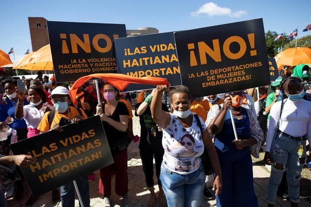Decenas de mujeres participan en una movilización con motivo de la conmemoración del Día Internacional de la Eliminación de la Violencia contra la Mujer, en una fotografía de archivo.