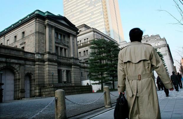 Un empresario pasa delante del edificio del Banco de Japón, en el centro de Tokio, Japón.