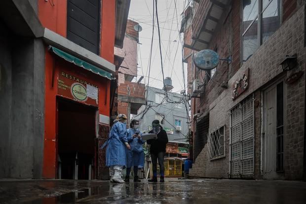 Personal de sanidad realiza una búsqueda casa por casa de casos positivos de la COVID-19, este lunes, en el barrio Fraga de Chacarita, en la Ciudad de Buenos Aires, Argentina.