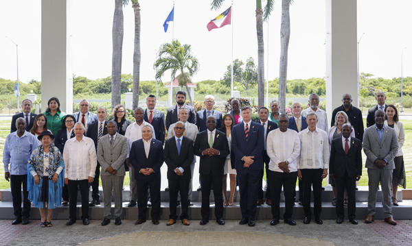 Representantes de los países miembros de la Organización de los Estados Americanos posan durante la 55ª Asamblea General de la OEA 
