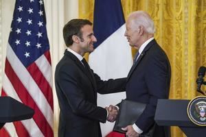 El presidente de Estados Unidos Joe Biden (d), y el presidente de Francia, Emmanuel Macron (i), se dan la mano después de hablar en una conferencia de prensa, este 1 de diciembre de 2022.