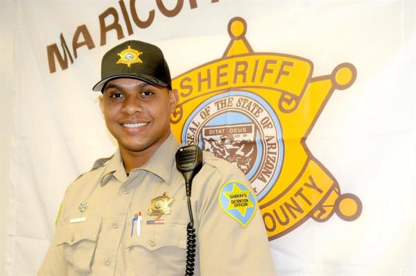 El dominicano José Martínez, que se desempeña como oficial en la Oficina del Alguacil del Condado de Maricopa (MCSO) designado a la Cárcel de Durango posa para Efe el 13 de diciembre en Phoenix, Arizona. El sueño del dominicano José Martínez era ser un gran pelotero y estuvo muy cerca de lograrlo, pero la vida le tenía preparada una 'jugada' sorpresa que le llevó a dar un giro de 360 grados al convertirse en policía y verse obligado a perfeccionar su inglés a la carrera, y nunca mejor dicho.