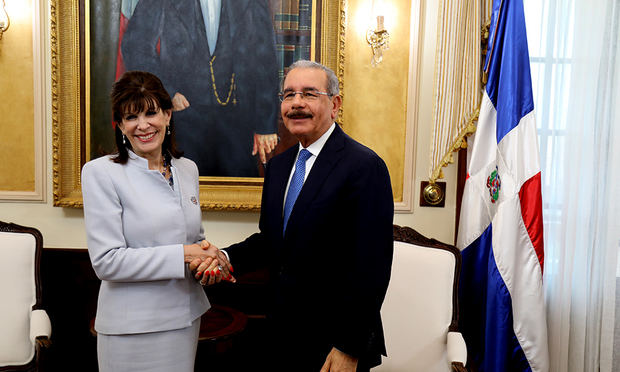 La embajadora de Estados Unidos en el país, Robin S. Bernstein, y el presidente Danilo Medina. 