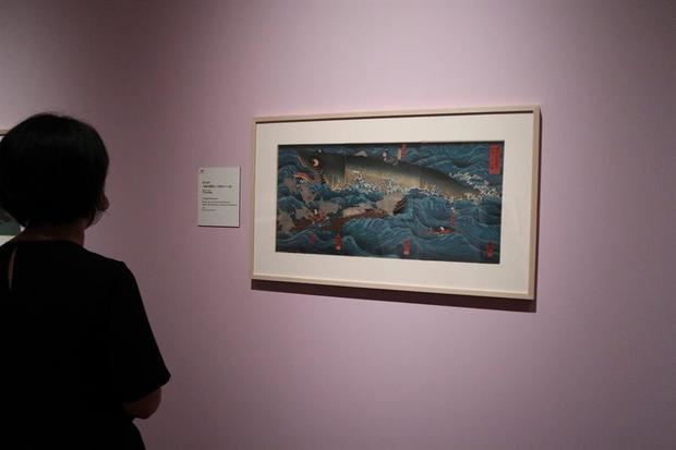 Una mujer observa la obra 'La reunión del monstruo de 100 cuentos sobrenaturales', de Utagawa Kuniyoshi, de la colección del Museo Ukiyo-e de Japón.