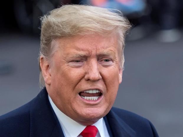 El presidente de los Estados Unidos, Donald J. Trump, habla con los medios antes de abordar el Marine One en el South Lawn de la Casa Blanca en Washington, DC, EE. UU.,