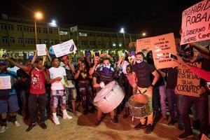 Cientos de dominicanos fueron registrados este lunes al protestar en la Plaza de la Bandera, para exigir la renuncia de la Junta Central Electoral (JCE), en Santo Domingo (República Dominicana). 