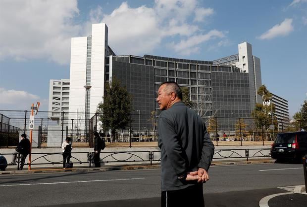 Un residente observa el Centro de Detención en Tokio, Japón. 