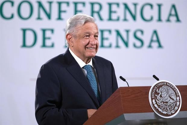 Fotografía cedida hoy por la presidencia de México, del mandatario mexicano Andrés Manuel López Obrador, durante una rueda de prensa matutina en Palacio Nacional de la Ciudad de México, México.