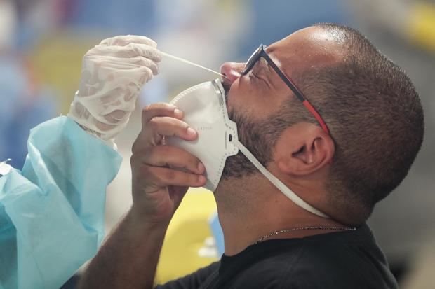 Fotografía de archivo de un hombre mientras se realiza una prueba para detectar la covid-19 en el megacentro en el Estadio Maracaná, en Río de Janeiro, Brasil.