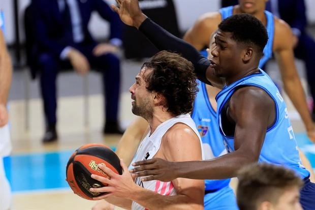 Fotografía de archivo donde se observa al escolta del Real Madrid Sergio Llull (i) intenta superar al pivot dominicano del Movistar Estudiantes Ángel Delgado.