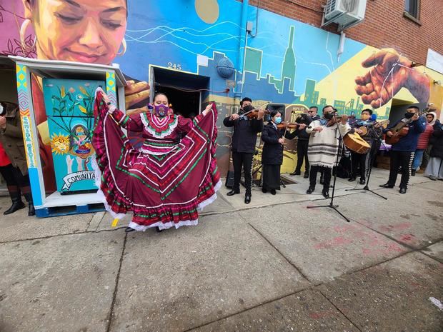 La comunidad migrante de Sunset Park celebra la colocación de una nevera comunitaria, en Brooklyn, Nueva York (EE.UU.), en una fotografía de archivo. 