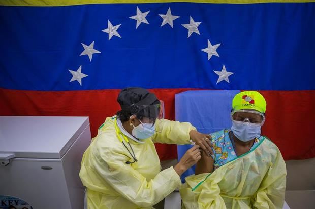 Una persona recibe una vacuna contra la covid-19 el 26 de marzo de 2021 en un hospital público, en Caracas, Venezuela.