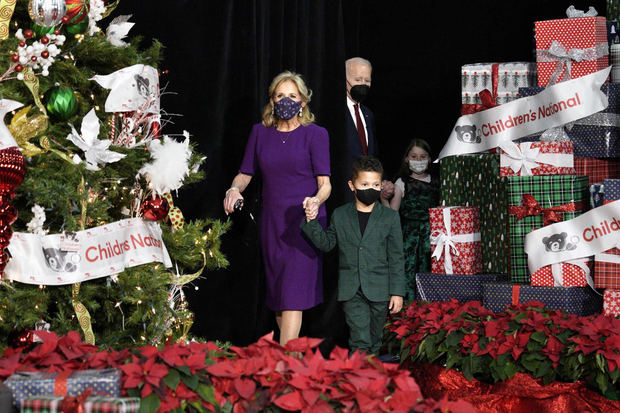 El presidente de los Estados Unidos, Joe Biden, y la primera dama, Jill Biden, llegan para leer un libro durante su visita navideña a pacientes y familias en el Children's National Hospital.