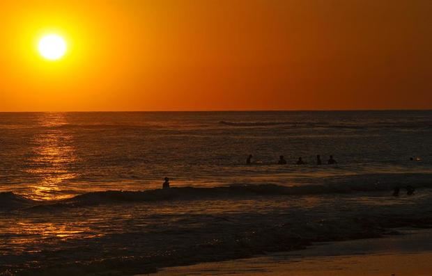 Vista de un atardecer en la playa 'El Tunco' a unos 42 kilómetros al sur de San Salvador.